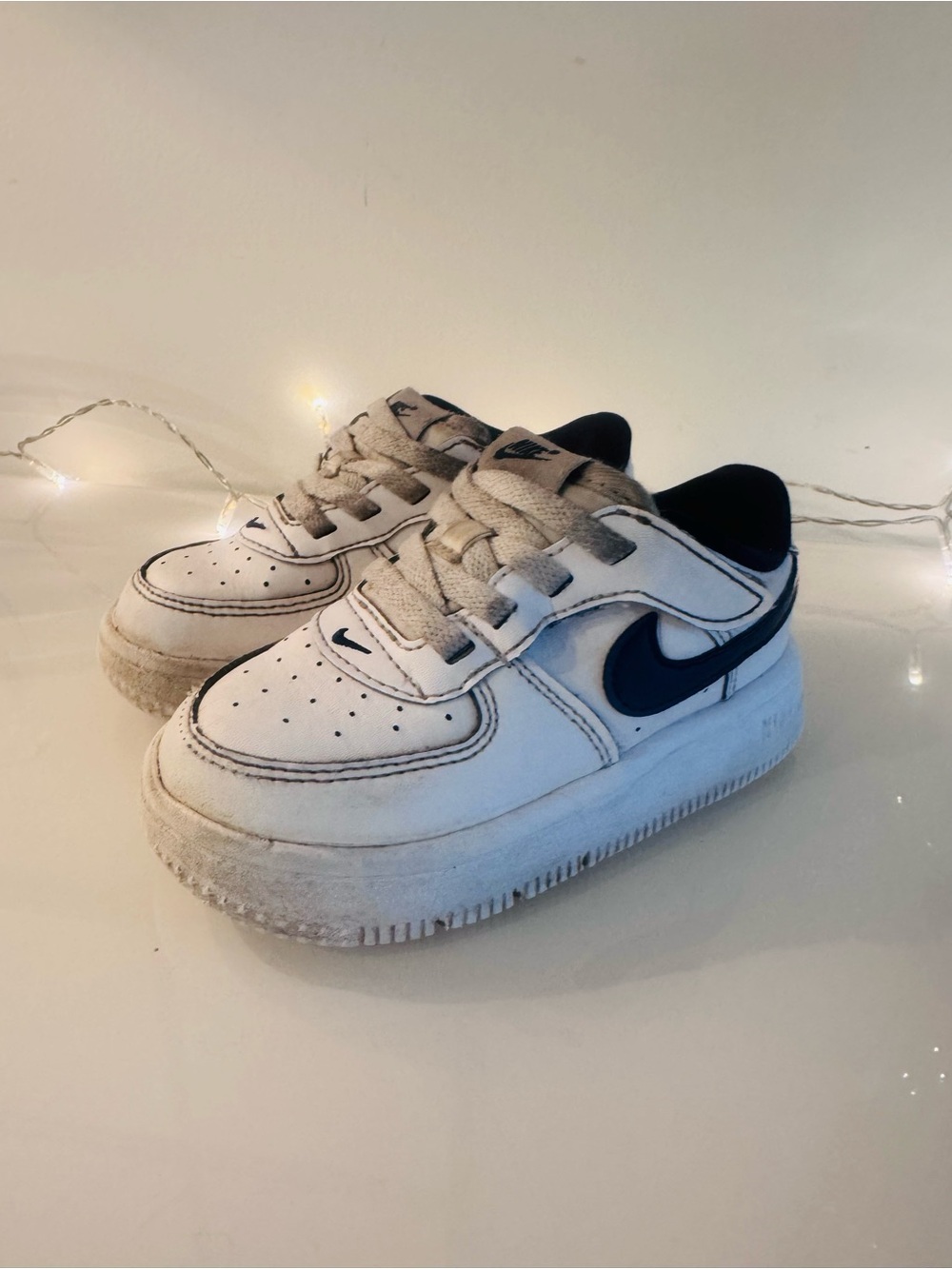 Nike White and Navy Kids Low-Top Sneakers